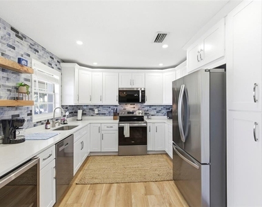 201 Pompano Drive Se - Photo Thumbnail 6