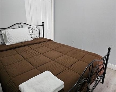 13612 N 21st Street - Photo Thumbnail 4