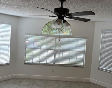 2717 N Poinciana Boulevard - Photo Thumbnail 4