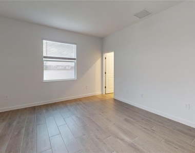 7913 Lakes Edge Lane - Photo Thumbnail 7