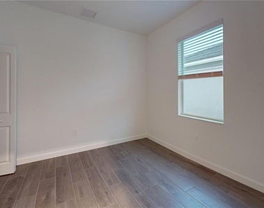 7913 Lakes Edge Lane - Photo Thumbnail 12