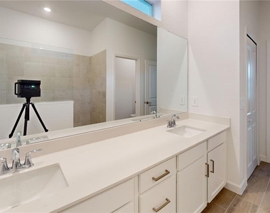 7913 Lakes Edge Lane - Photo Thumbnail 5
