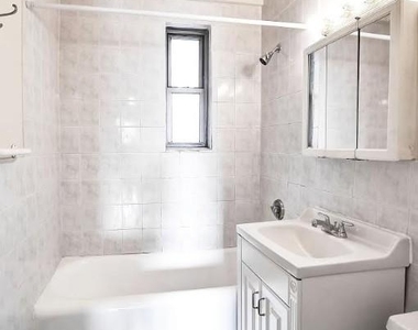 301 East 38th Street - Photo Thumbnail 3