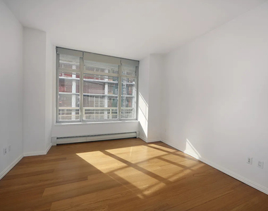 East 59th Street - Photo Thumbnail 3