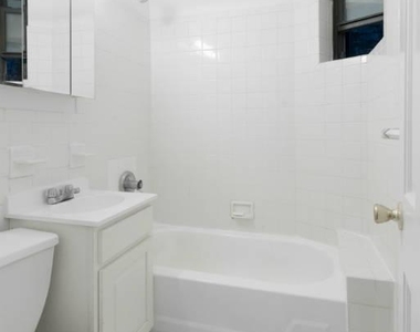 318 East 89th Street Apartment 3E - Photo Thumbnail 4
