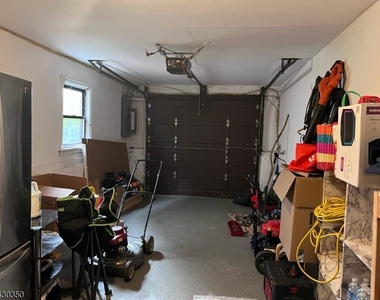 301 W Elm St - Photo Thumbnail 16