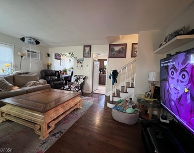 301 W Elm St - Photo Thumbnail 5