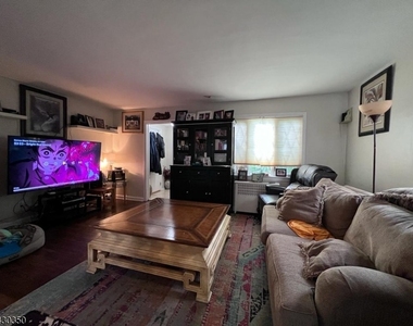 301 W Elm St - Photo Thumbnail 3