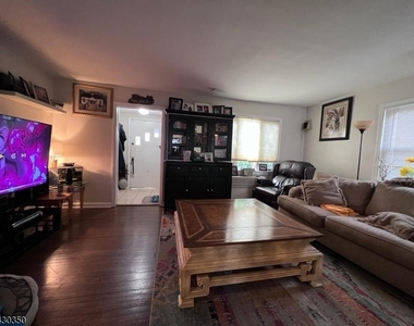 301 W Elm St - Photo Thumbnail 4