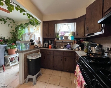 301 W Elm St - Photo Thumbnail 6