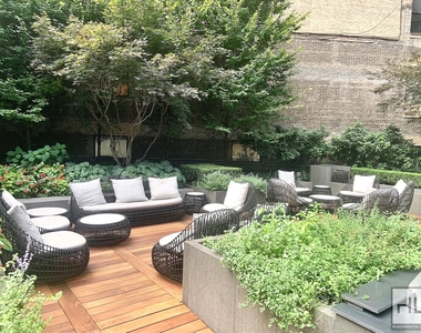 East 44th Street - Photo Thumbnail 4