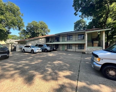 906 N Austin Street - Photo Thumbnail 1