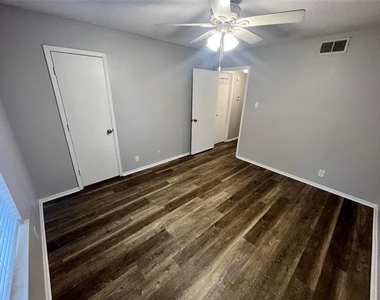 906 N Austin Street - Photo Thumbnail 17