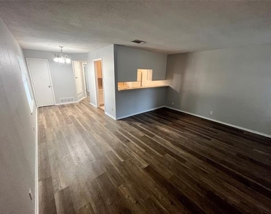 906 N Austin Street - Photo Thumbnail 3
