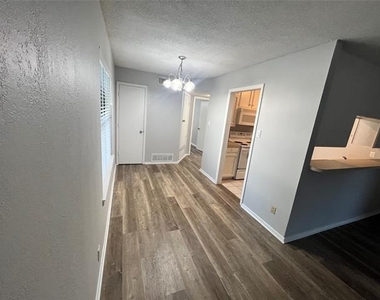 906 N Austin Street - Photo Thumbnail 10