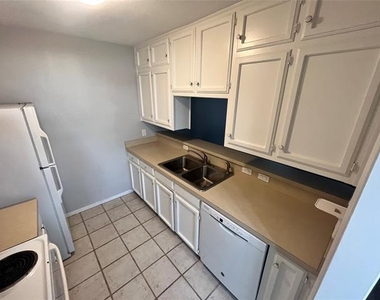 906 N Austin Street - Photo Thumbnail 8