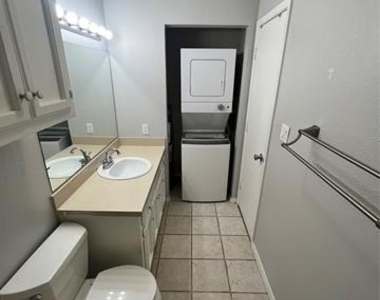 906 N Austin Street - Photo Thumbnail 13