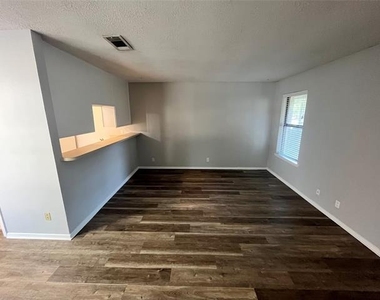 906 N Austin Street - Photo Thumbnail 4