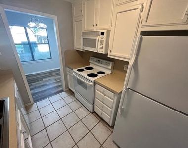 906 N Austin Street - Photo Thumbnail 7