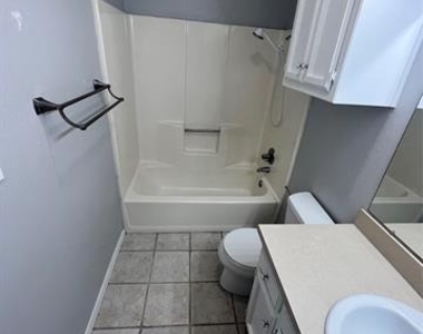 906 N Austin Street - Photo Thumbnail 11
