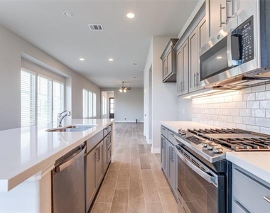 9504 Longhorn Lane - Photo Thumbnail 13