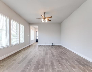 9504 Longhorn Lane - Photo Thumbnail 4