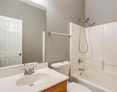 812 Walnut Street - Photo Thumbnail 7