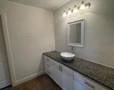 605 W Martin Luther King Street - Photo Thumbnail 9