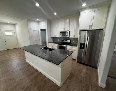 605 W Martin Luther King Street - Photo Thumbnail 3