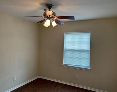 5602 Sundown Lane - Photo Thumbnail 4