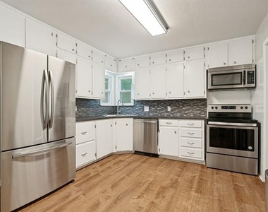 1316 Eastview Drive - Photo Thumbnail 2