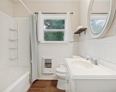 1316 Eastview Drive - Photo Thumbnail 8