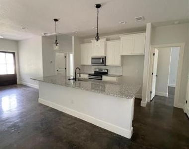 722 E Woodard Street - Photo Thumbnail 2