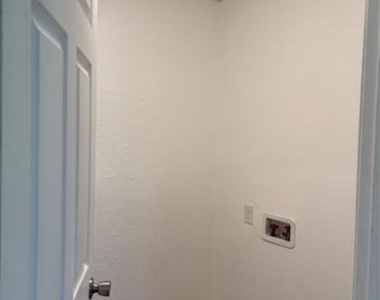 2722 S Adams Street - Photo Thumbnail 11