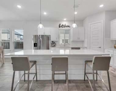 336 Cowling Drive - Photo Thumbnail 7