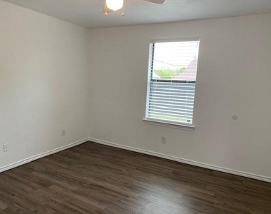 203 W Willow Street - Photo Thumbnail 3