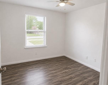203 W Willow Street - Photo Thumbnail 8
