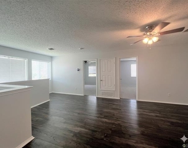 4405 Centennial Court - Photo Thumbnail 10