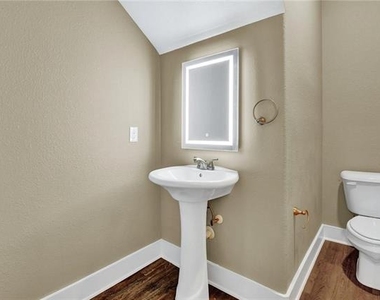300 Woodgrove Drive - Photo Thumbnail 6
