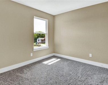 300 Woodgrove Drive - Photo Thumbnail 10