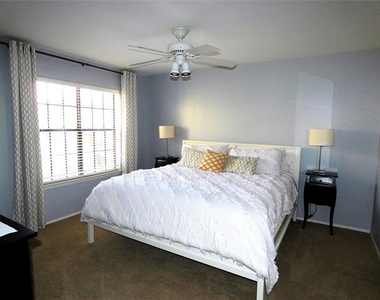 7640 W Greenway Boulevard - Photo Thumbnail 5