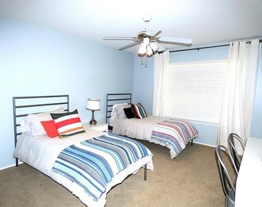 7640 W Greenway Boulevard - Photo Thumbnail 7