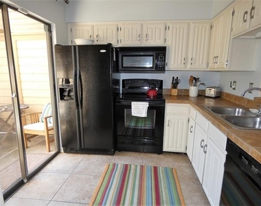 7640 W Greenway Boulevard - Photo Thumbnail 4