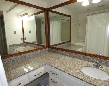 7640 W Greenway Boulevard - Photo Thumbnail 8
