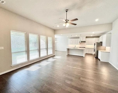 809 Uplands Drive - Photo Thumbnail 3