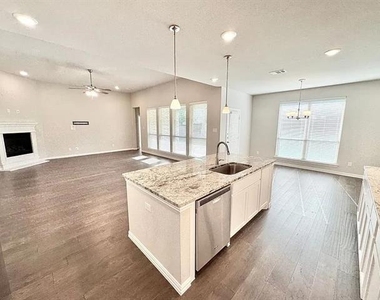 809 Uplands Drive - Photo Thumbnail 10
