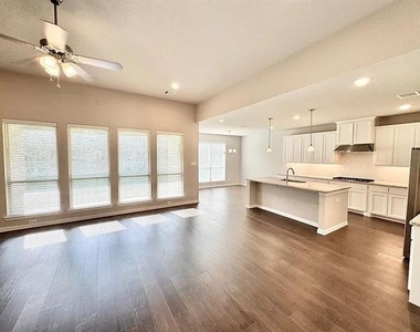 809 Uplands Drive - Photo Thumbnail 4