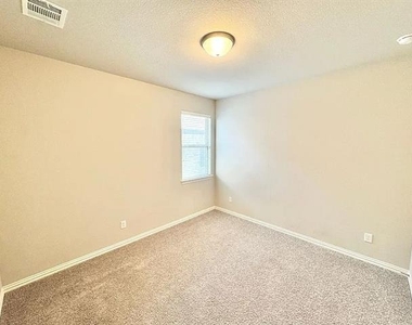 809 Uplands Drive - Photo Thumbnail 20