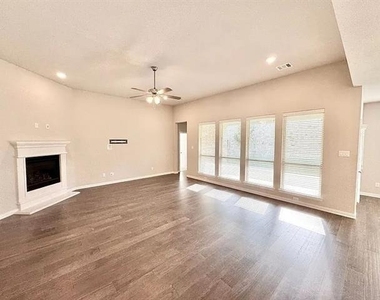 809 Uplands Drive - Photo Thumbnail 5