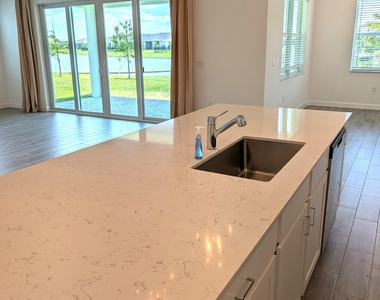 1332 Se Willow Oaks Street - Photo Thumbnail 2